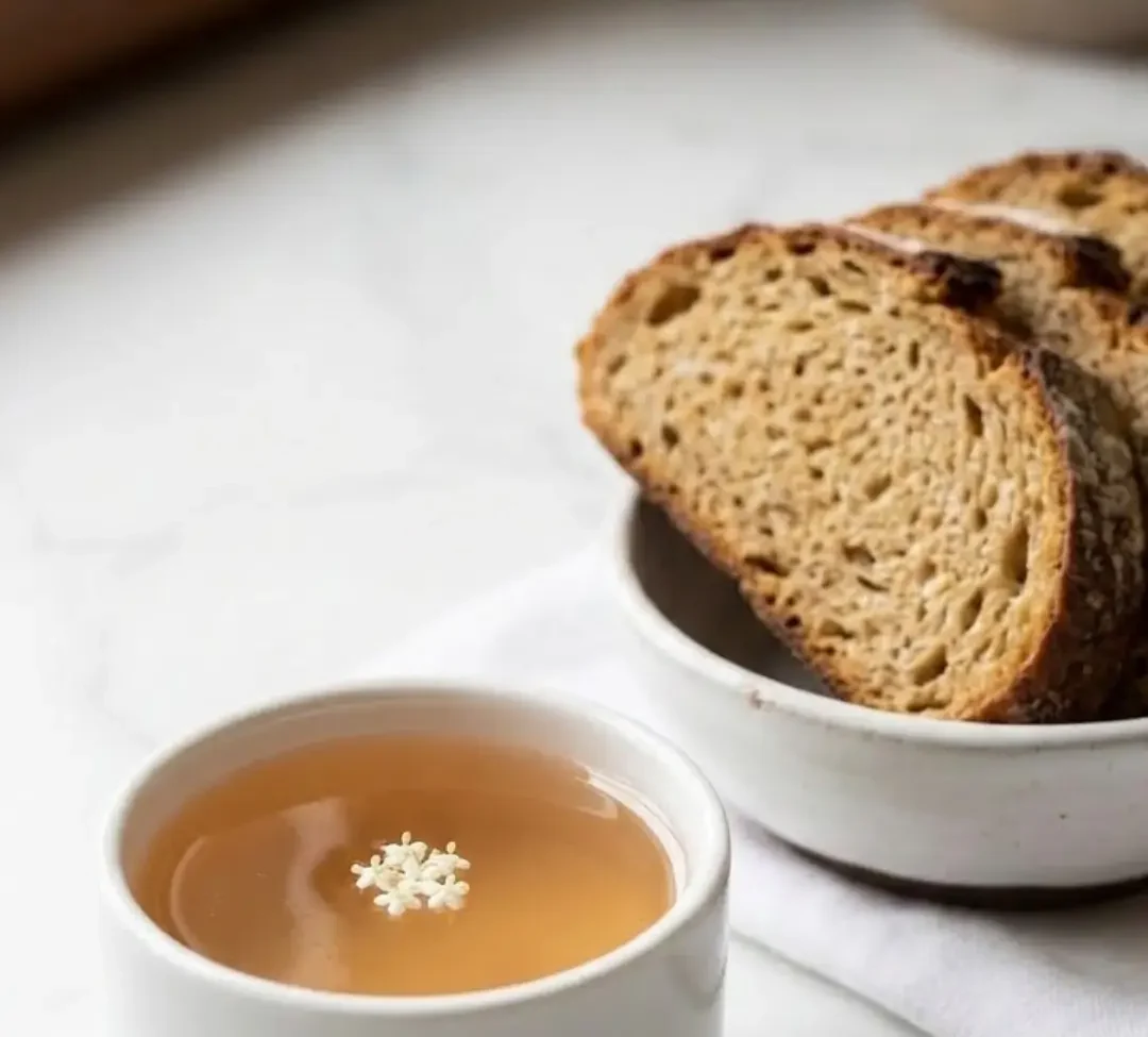 Holunderblüten-Rhabarber-Gelee serviert mit Bauernbrot — herrlich frischer Frühlingsaufstrich elegant präsentiert