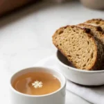Holunderblüten-Rhabarber-Gelee serviert mit Bauernbrot — herrlich frischer Frühlingsaufstrich elegant präsentiert