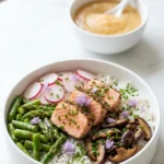 Spargel-Sushi-Bowl mit Korianderlachs serviert mit Apfelmus — farbenfrohe Frühlings-Bowl elegant präsentiert auf Marmor
