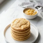 Low Carb Burgerbrötchen Oopsies serviert mit Apfelmus — mehlfreie, luftige Diät-Brötchen vollendet präsentiert auf Porzellan