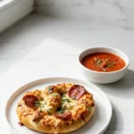 Pizza-Brezel serviert mit Tomaten-Basilikum-Dip — warm servierter Snack neben einer kleinen Schale Dip