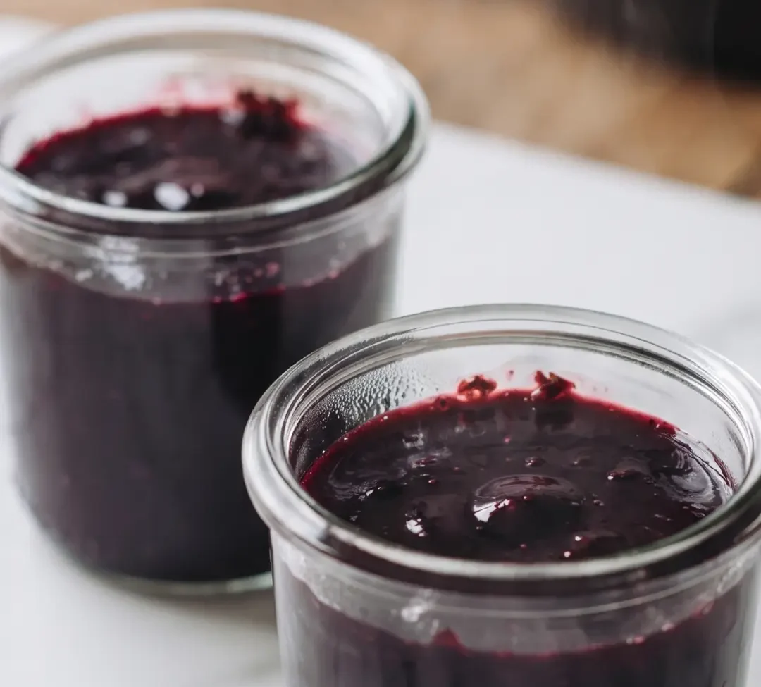 Cremige Brombeermarmelade ohne Kerne frisch zubereitet — glänzende, samtweiche Textur