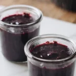 Cremige Brombeermarmelade ohne Kerne frisch zubereitet — glänzende, samtweiche Textur