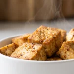 Knuspriger Chicken Tofu im Chicken-Nuggets-Stil frisch zubereitet — goldbraune, knusprige Würfel
