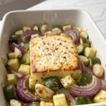 Ofen-Zucchini mit Feta frisch zubereitet — gebackener Schafskäse mit Zucchini und Knoblauch in der Form
