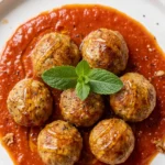 Tapas Albondigas frisch zubereitet — spanische Hackbällchen in fruchtiger Tomatensauce stilvoll serviert