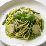 Pesto Genovese mit Trenette frisch zubereitet — grüne Pasta mit Bohnen und Kartoffelscheiben nach ligurischer Art