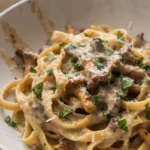 Pasta mit Pfifferlingsosse frisch zubereitet — cremige Pastagericht mit goldenen Pfifferlingen