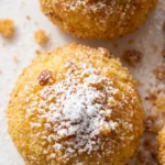 Feine Marillenknödel mit Aprikosenfüllung frisch zubereitet — goldbraune Bröselkruste mit Puderzucker