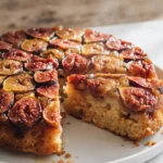 Französischer Feigenkuchen: Gestürzter Kuchen frisch zubereitet — karamellisierte Feigen auf goldbraunem Kuchen