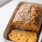 Perfekter Kürbis-Stuten wie vom Bäcker frisch gebacken — goldbraune Kruste mit Kerne-Mix
